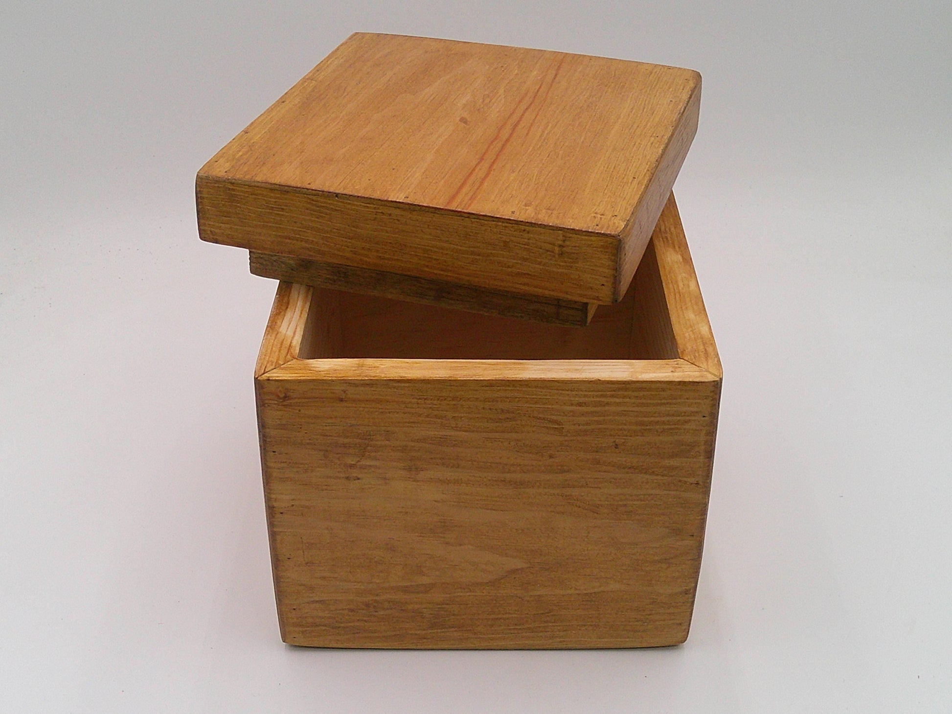 Handcrafted Wooden Urn: Classic Memorial Keepsake