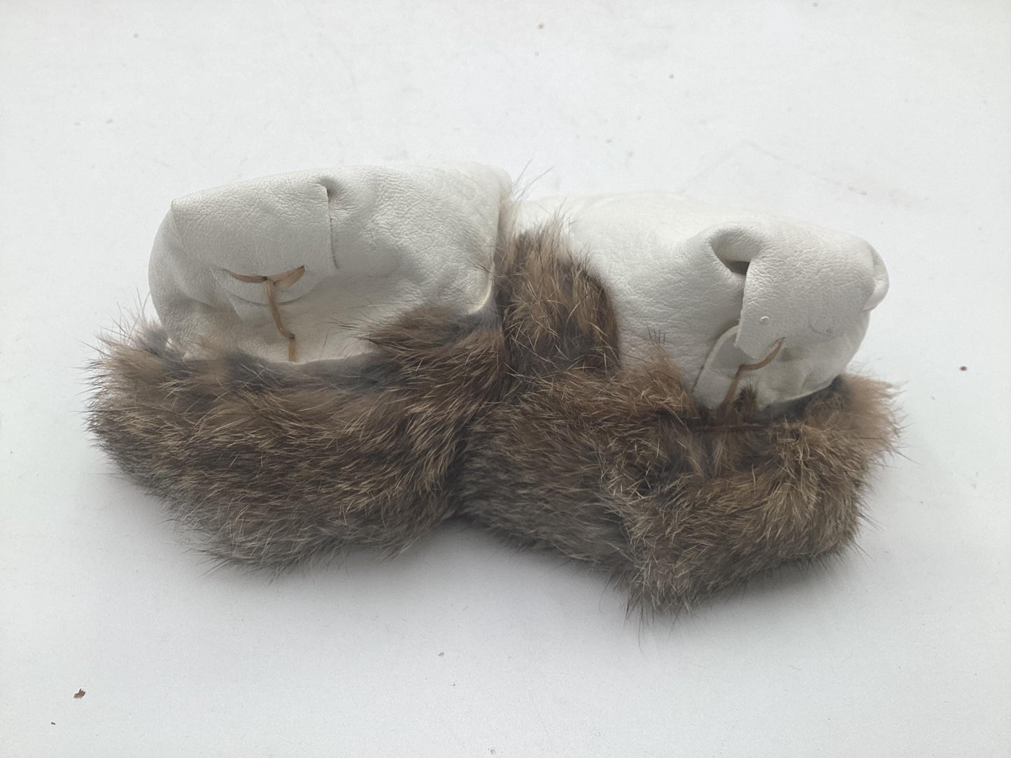 Handmade White Leather And Rabbit Fur Baby Moccasins: Ojibwe Pucker Toe Design