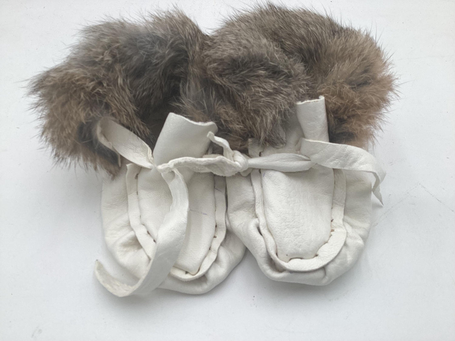 Handmade White Leather And Rabbit Fur Baby Moccasins: Ojibwe Pucker Toe Design