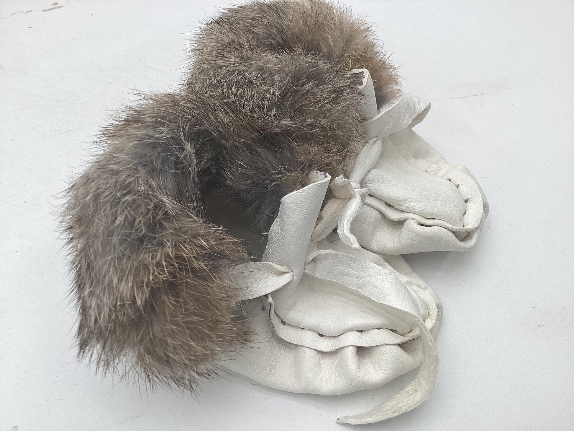 Handmade White Leather And Rabbit Fur Baby Moccasins: Ojibwe Pucker Toe Design