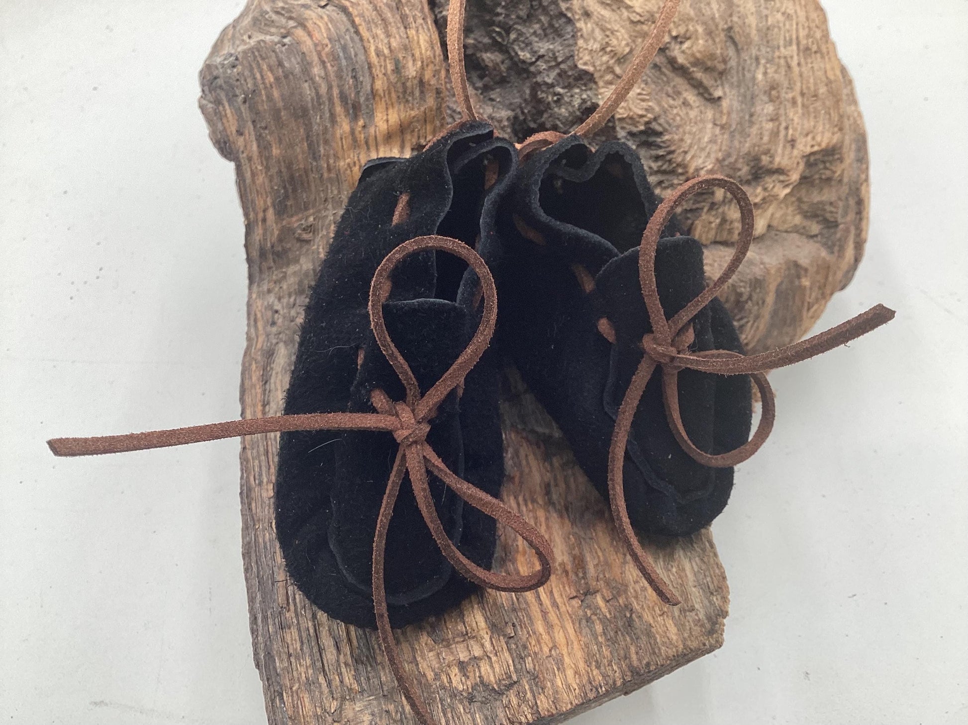 Black Ornamental Keychain Moccasins – Anishinaabe/Ojibwe Artwork