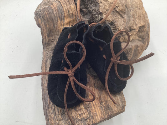Black Ornamental Keychain Moccasins – Anishinaabe/Ojibwe Artwork