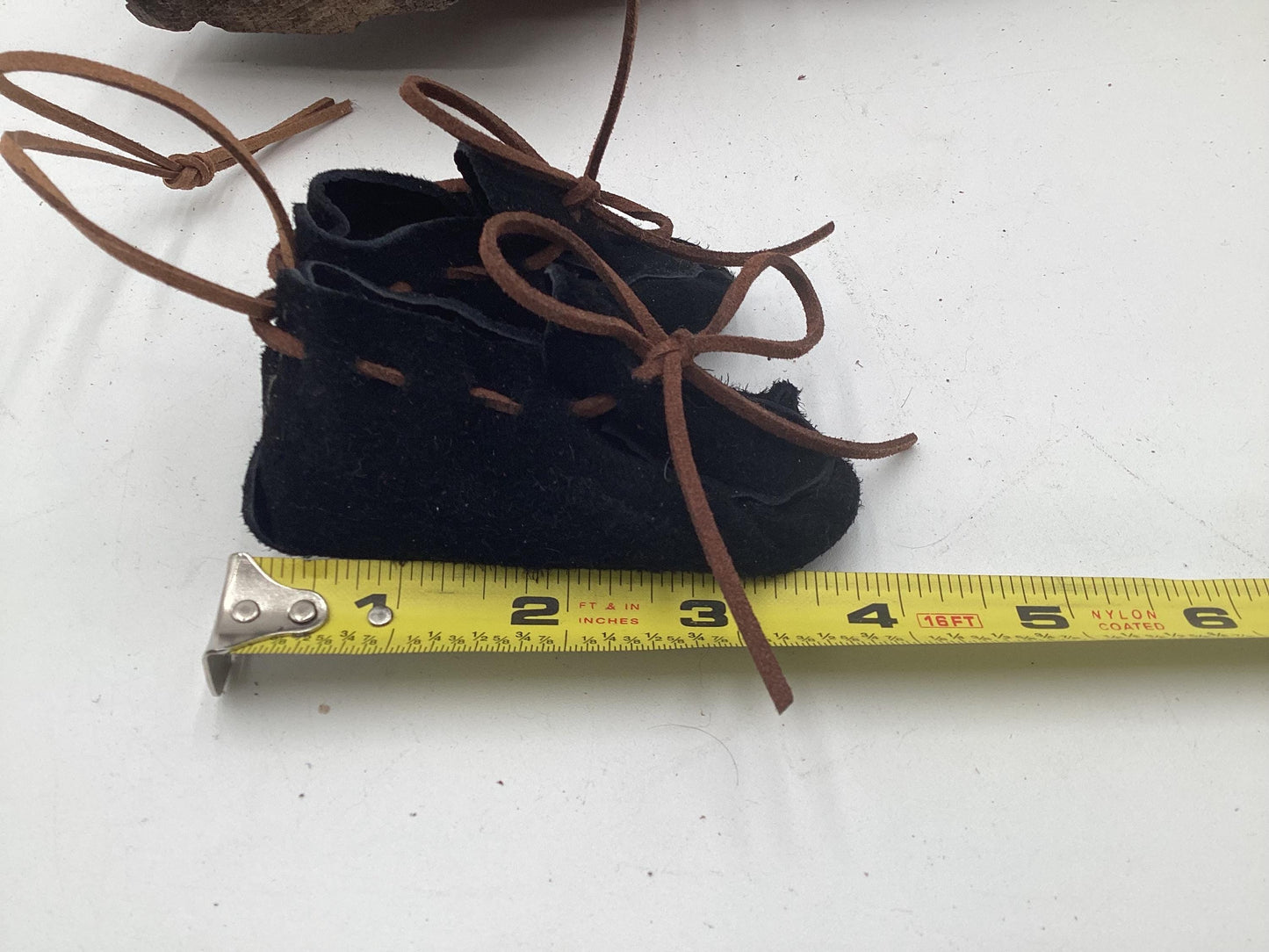 Black Ornamental Keychain Moccasins – Anishinaabe/Ojibwe Artwork