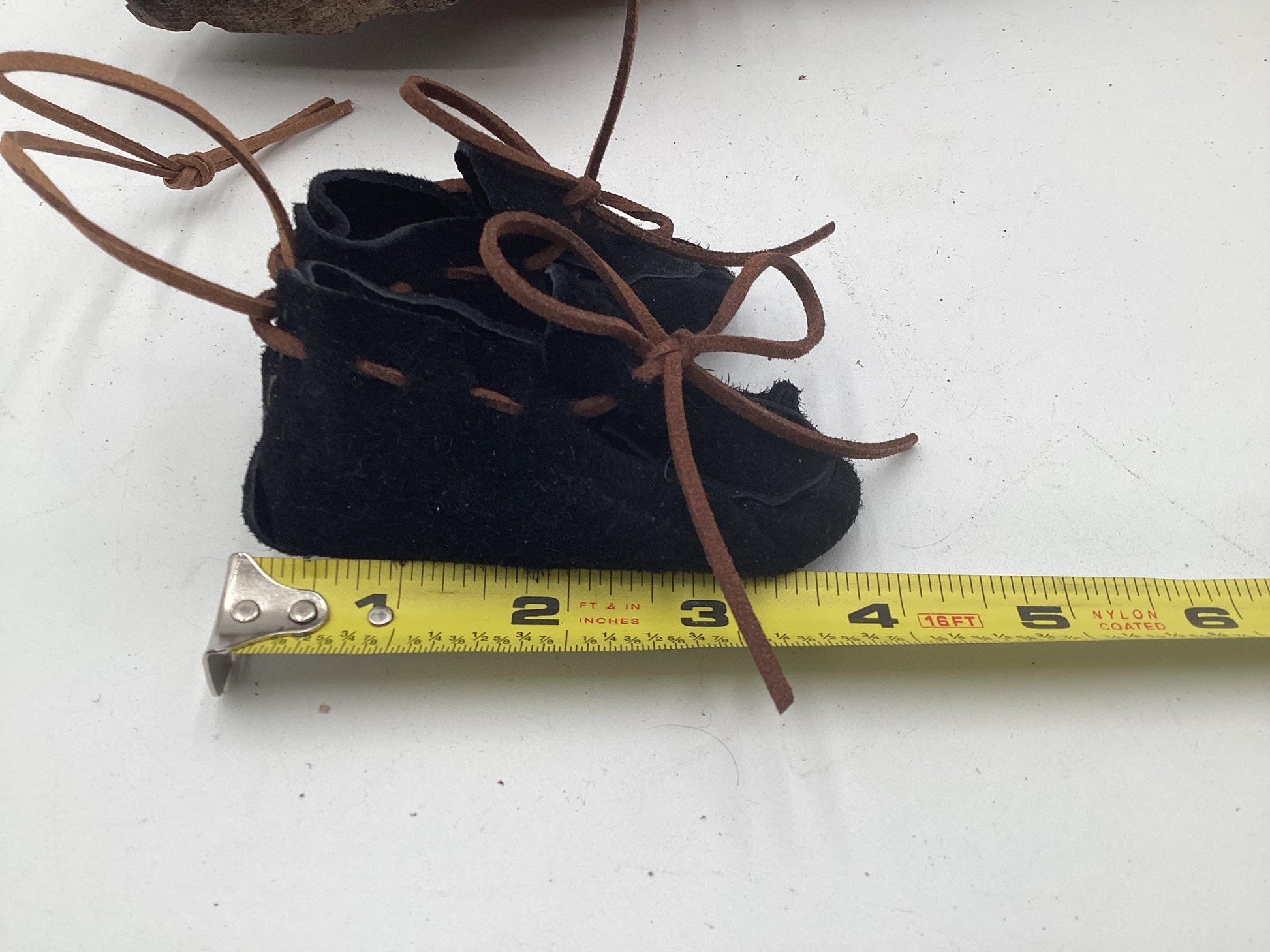 Black Ornamental Keychain Moccasins – Anishinaabe/Ojibwe Artwork