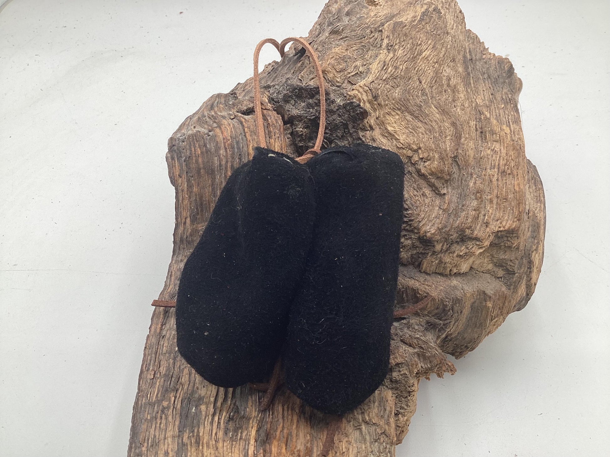 Black Ornamental Keychain Moccasins – Anishinaabe/Ojibwe Artwork