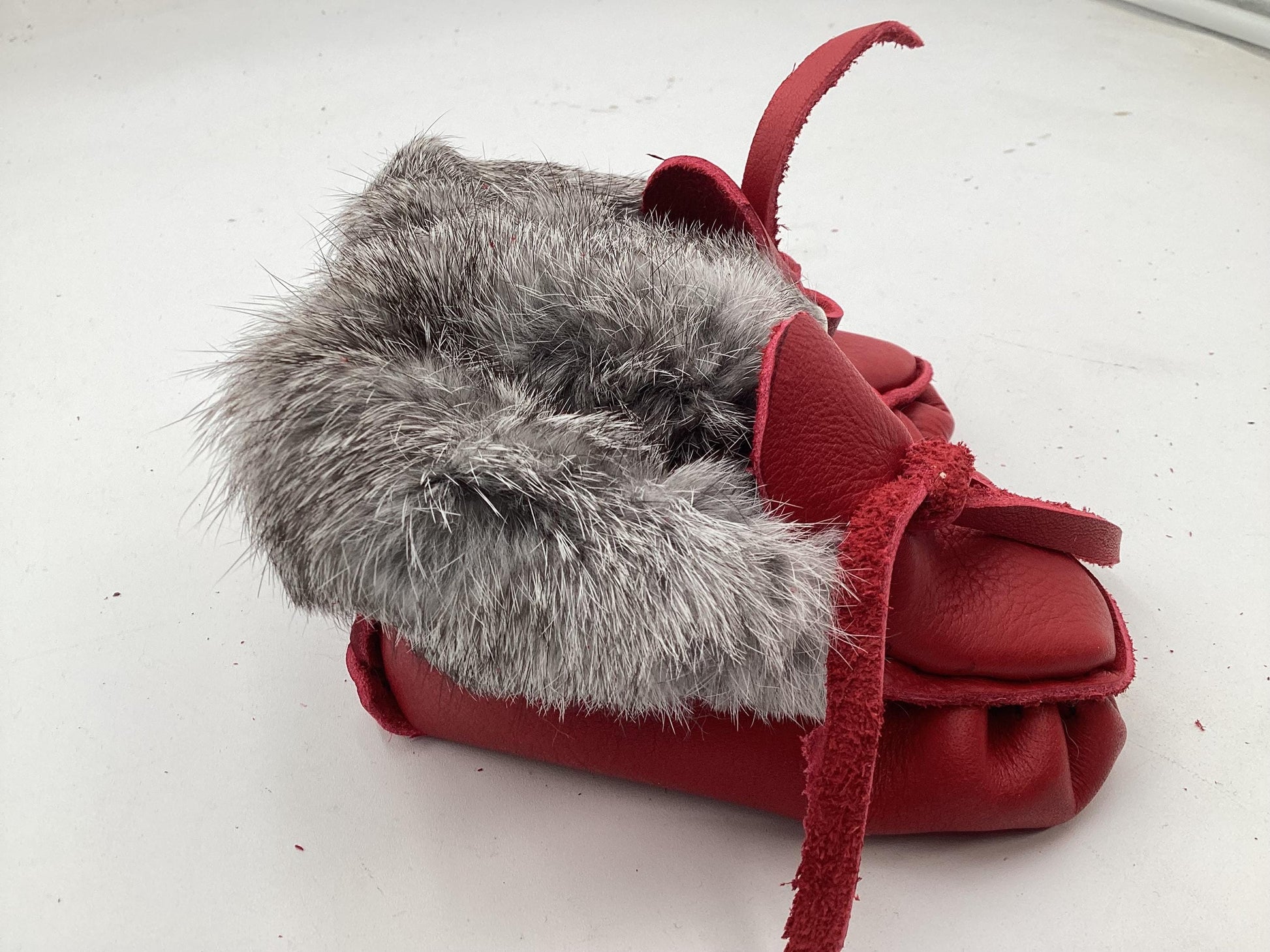Handmade Red Leather Toddler Moccasins – Ojibwe Anishinaabe Pucker Toe Style. Size Small