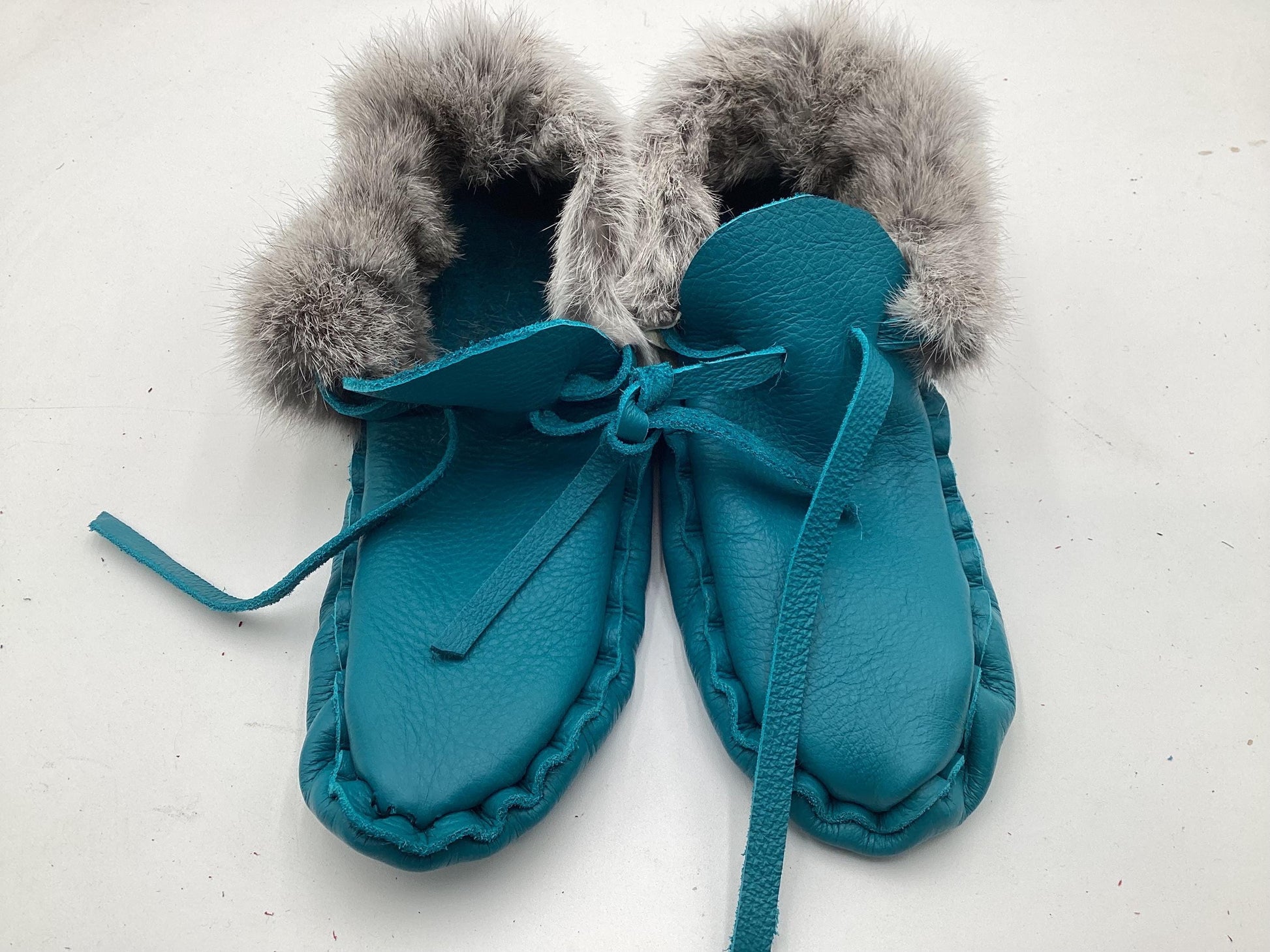Handmade Blue Leather Moccasins – Anishinaabe/Ojibwe Artisan. Size: Large