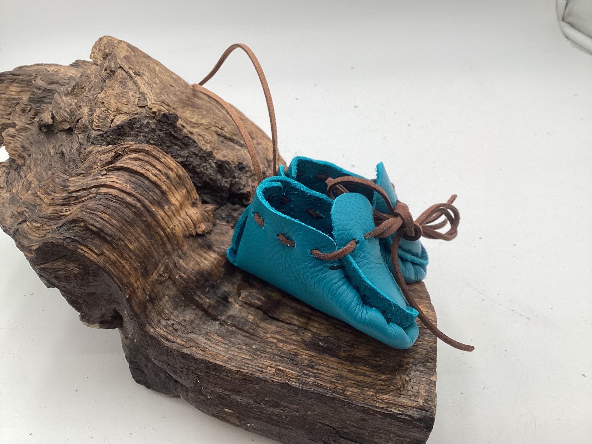 Ornamental Keychain Blue Leather Moccasins – Anishinaabe/Ojibwe Artwork