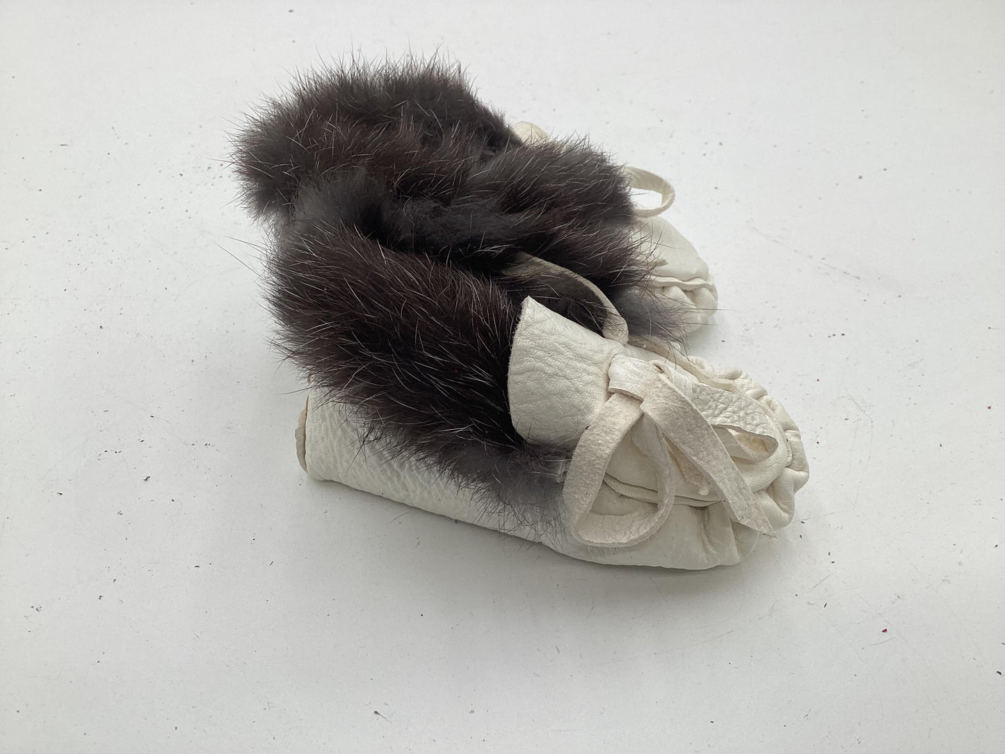 Handmade White Leather And Fur Toddler Moccasins: Ojibwe Pucker Toe Design