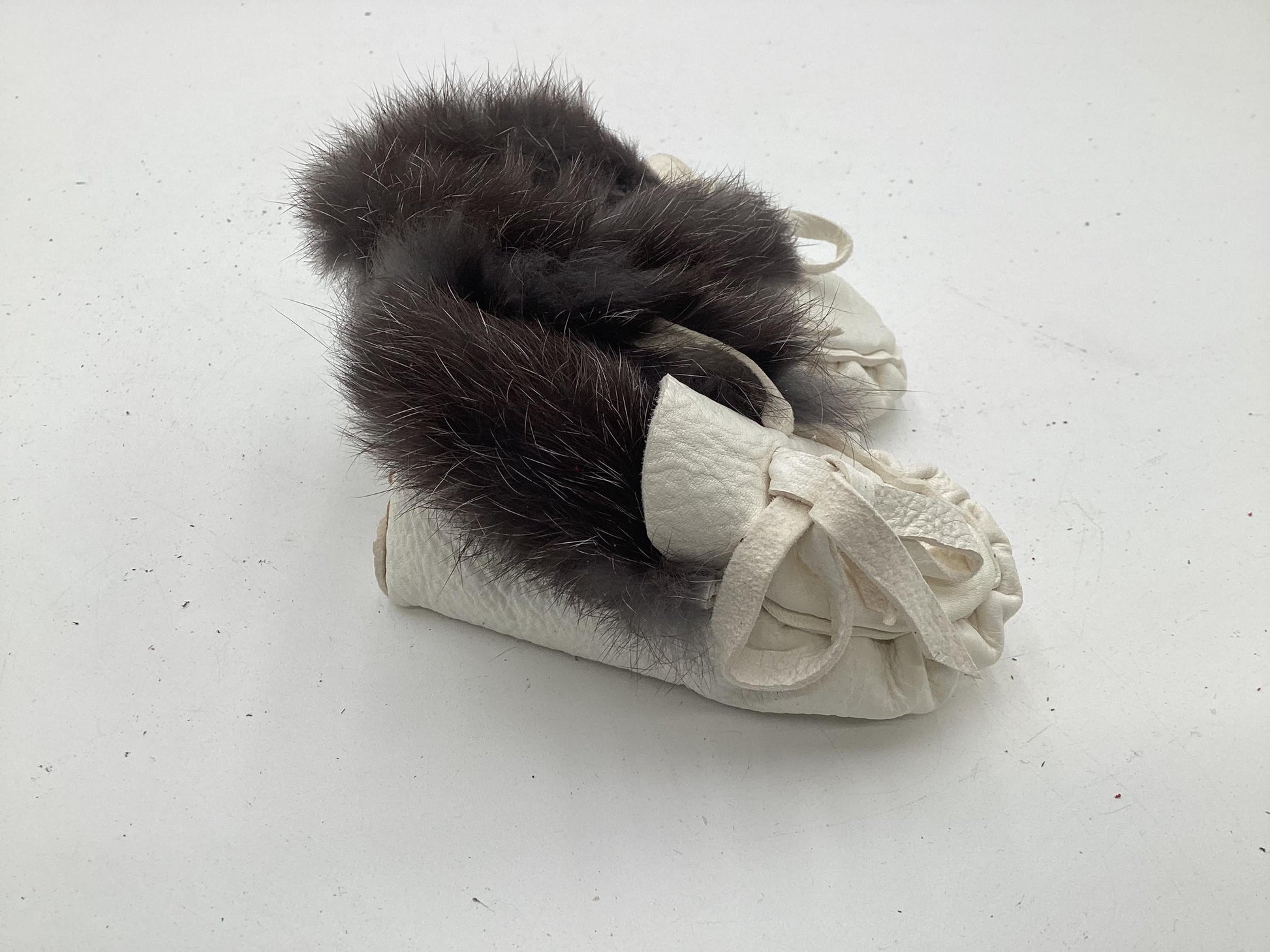 Handmade White Leather And Fur Toddler Moccasins: Ojibwe Pucker Toe Design