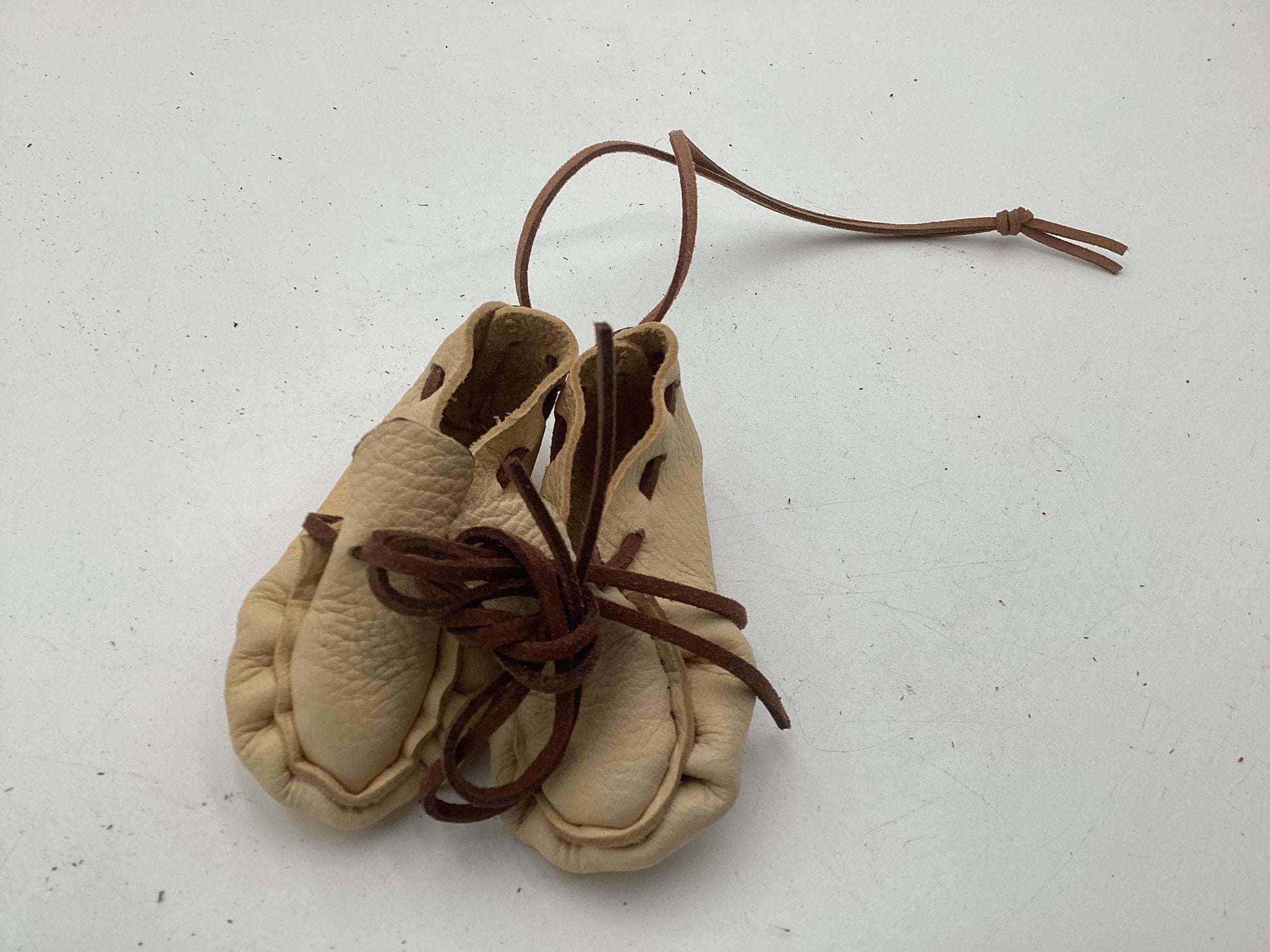 Ornamental Keychain Leather Moccasins – Anishinaabe/Ojibwe Artwork