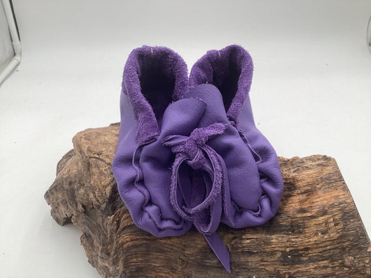 Handmade Purple Leather Toddler Moccasins – Ojibwe Anishinaabe Pucker Toe Style. Size Small