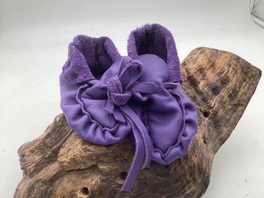 Handmade Purple Leather Toddler Moccasins – Ojibwe Anishinaabe Pucker Toe Style. Size Small