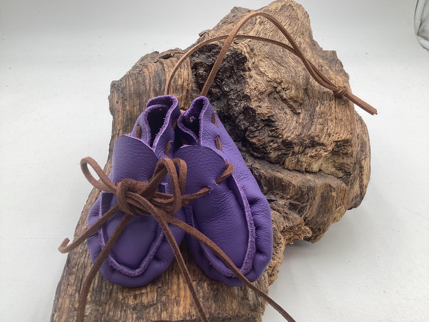 Ornamental Keychain Purple Leather Moccasins – Anishinaabe/Ojibwe Artwork