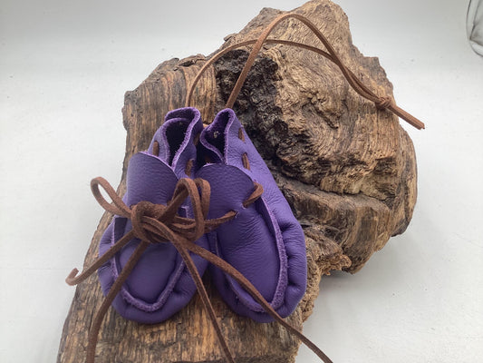 Ornamental Keychain Purple Leather Moccasins – Anishinaabe/Ojibwe Artwork