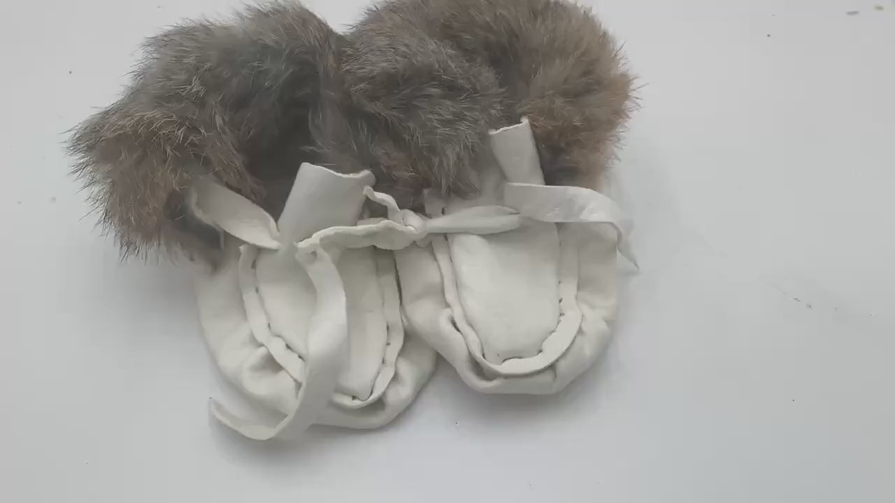 Handmade White Leather And Rabbit Fur Baby Moccasins: Ojibwe Pucker Toe Design